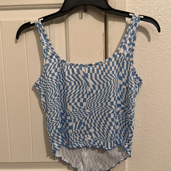 Blue patterned crop top. - Picture 3 of 3